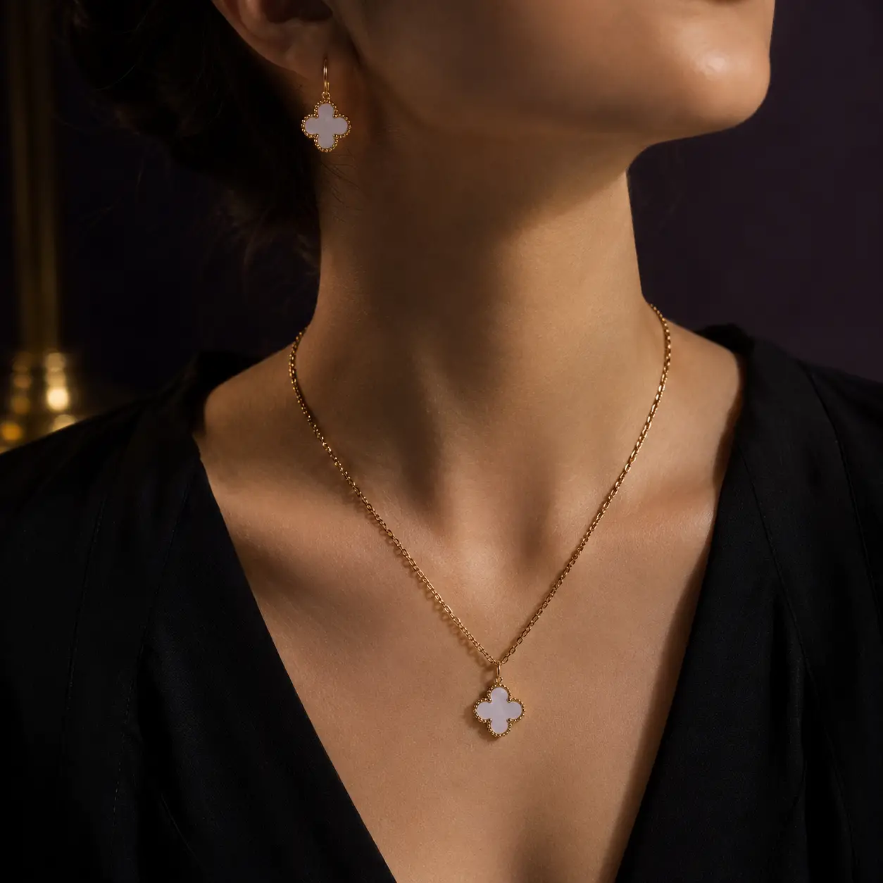 نیم‌ست زنانه گردنبند و گوشواره ون کلیف سفید طلایی