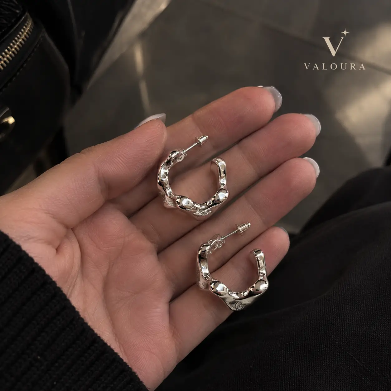 گوشواره نیم‌حلقه‌ای طرح مذاب نقره‌ای